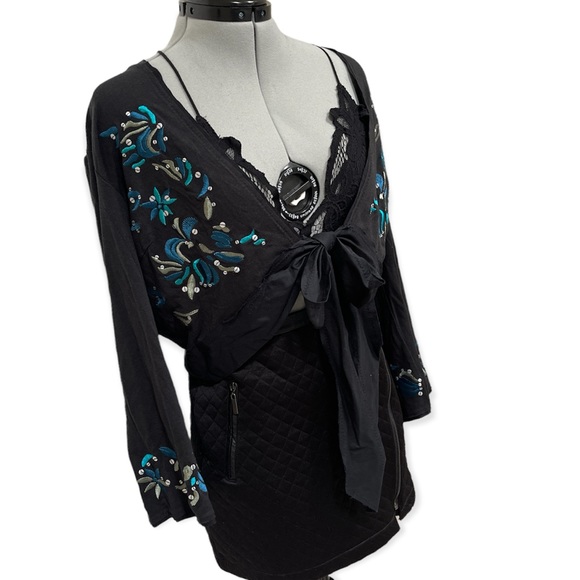 ⭐️New York and Company embroidered tie bottom shrug - Picture 3 of 14